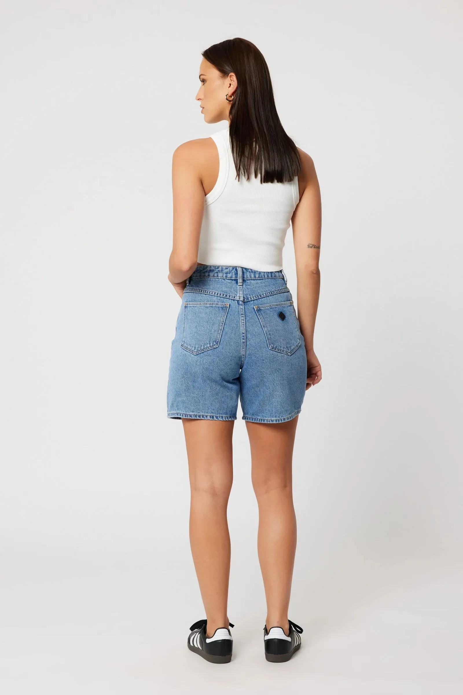 Abrand Womens Carrie Short Naomi